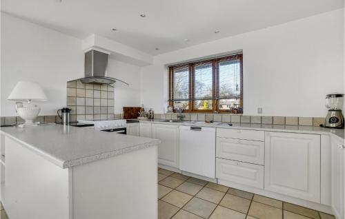 Kitchen, Gorgeous Home In Øster Assels in Sillerslev