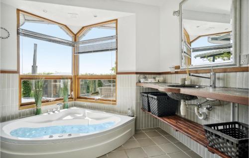 Bathroom, Gorgeous Home In Øster Assels in Sillerslev