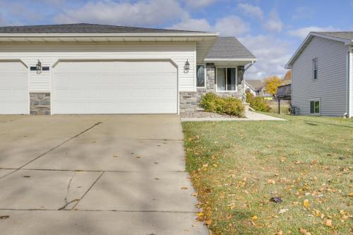 6 Mi to Lambeau Field Whimsy Wisconsin Duplex in Green Bay, USA