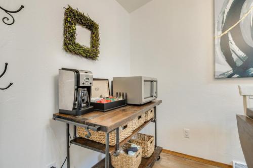 6 Mi to Lambeau Field Whimsy Wisconsin Duplex in Green Bay, USA