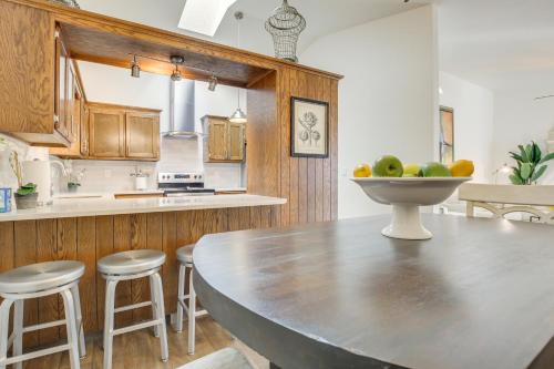 6 Mi to Lambeau Field Whimsy Wisconsin Duplex in Green Bay, USA