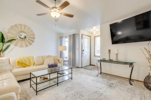 6 Mi to Lambeau Field Whimsy Wisconsin Duplex in Green Bay, USA