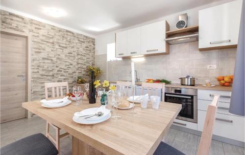 virtuve, 2 Bedroom Pet Friendly Home In Skrljevo in Sarici