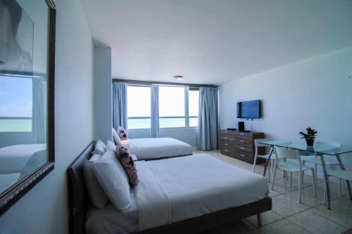 Castle 603 Oceanview w/ Free Parking, pool, beach access, tennis, gym, restaurants and more! in Miami Beach, USA