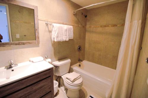 Castle 603 Oceanview w/ Free Parking, pool, beach access, tennis, gym, restaurants and more! in Miami Beach, USA