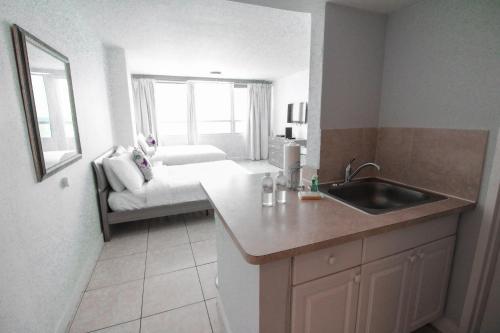 Castle 603 Oceanview w/ Free Parking, pool, beach access, tennis, gym, restaurants and more! in Miami Beach, USA