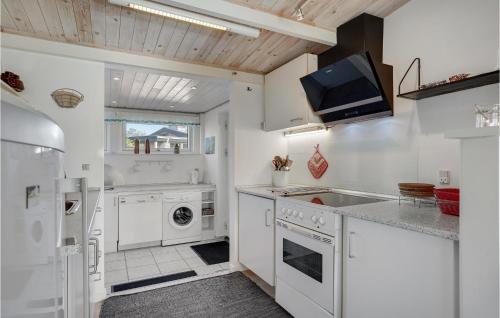 kuhinja, Three-Bedroom Holiday Home In Sydals in Sydals