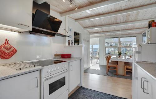 kuhinja, Three-Bedroom Holiday Home In Sydals in Sydals
