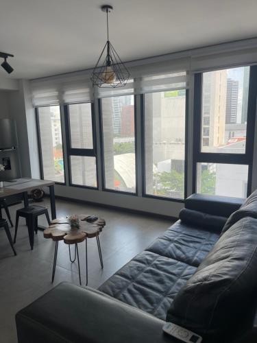 One-Bedroom Apartment room in Quartier equipetrol 1