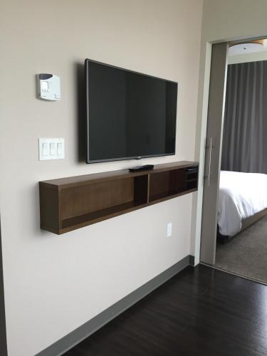 1 Bedroom Suite, 1 King, Sofa bed