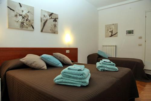 1 queen bed, 1 twin bed