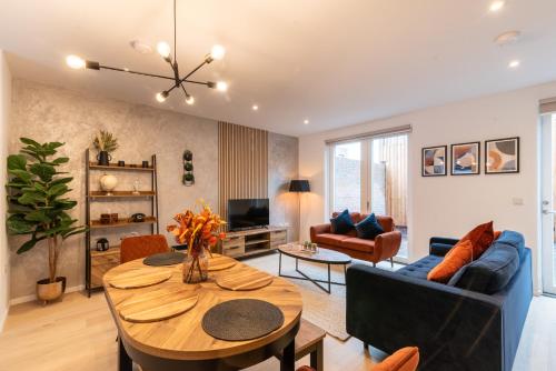 Modern 5 Bedroom Town House with off St Parking gîte à louer Charlton