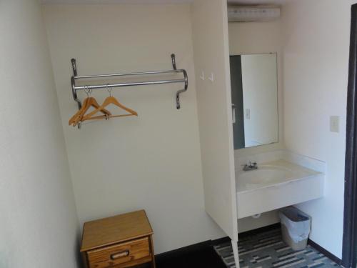 Budget Inn Selma - image 4
