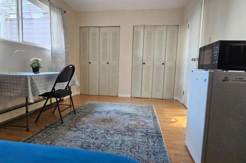 Sunny, comfort & spacious, room in West Vancouver in West Vancouver, Canada