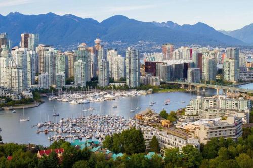 Sunny, comfort & spacious, room in West Vancouver in West Vancouver, Canada