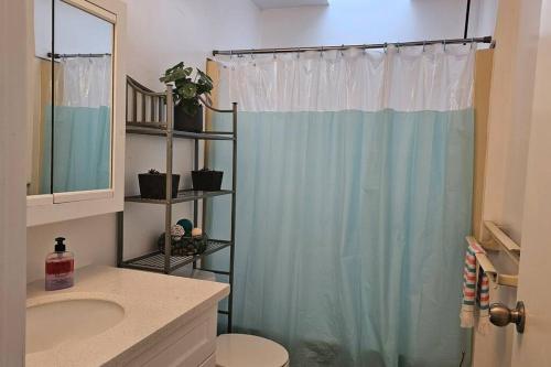 Sunny, comfort & spacious, room in West Vancouver in West Vancouver, Canada