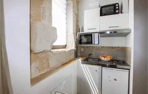 Konyha, Nice Apartment In St Restitut With Wifi in Saint-Restitut