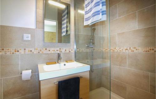 Fürdőszoba, Nice Apartment In St Restitut With Wifi in Saint-Restitut