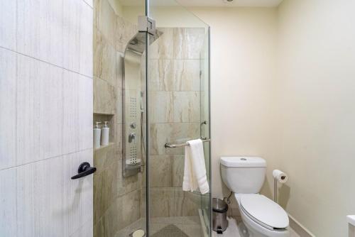 3 BD Suite with Balcony Gym Rooftop Pool Hot Tub - image 2