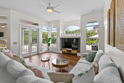 Luxury 4br Villa Pool, Spa, Fire Pit, Pond View in Loxahatchee, USA