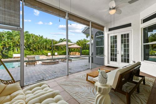 Luxury 4br Villa Pool, Spa, Fire Pit, Pond View in Loxahatchee, USA