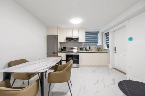 Private 2BD Basement Suite in Vancouver Westside in Vancouver, Canada