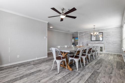 Retreat close to Lewisville Lake with pool, pet ok in Little Elm, USA