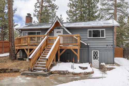 Quail Drive 2 Bdrm1 Bath Modern Cabin Hot Tub in Big Bear Lake, USA
