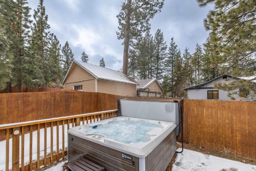 Quail Drive 2 Bdrm1 Bath Modern Cabin Hot Tub in Big Bear Lake, USA