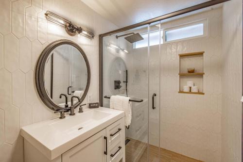 Quail Drive 2 Bdrm1 Bath Modern Cabin Hot Tub in Big Bear Lake, USA