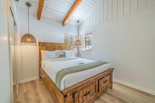 Quail Drive 2 Bdrm1 Bath Modern Cabin Hot Tub in Big Bear Lake, USA