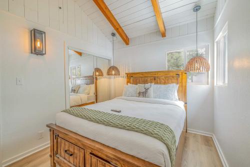 Quail Drive 2 Bdrm1 Bath Modern Cabin Hot Tub in Big Bear Lake, USA