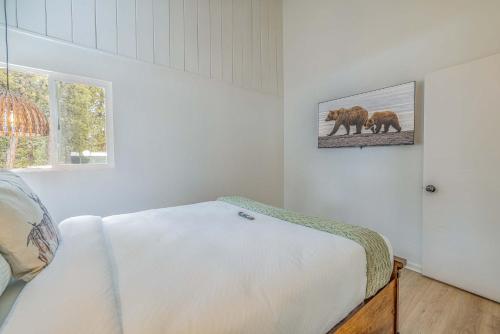 Quail Drive 2 Bdrm1 Bath Modern Cabin Hot Tub in Big Bear Lake, USA