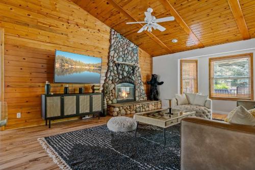Luxurious Mountain Retreat wHot Tub & Fireplace in Big Bear City, USA