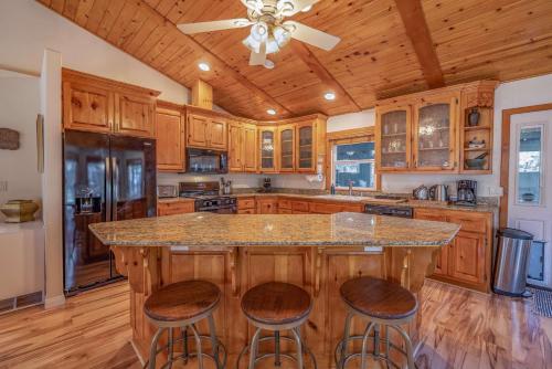 Luxurious Mountain Retreat wHot Tub & Fireplace in Big Bear City, USA