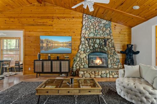 Luxurious Mountain Retreat wHot Tub & Fireplace in Big Bear City, USA