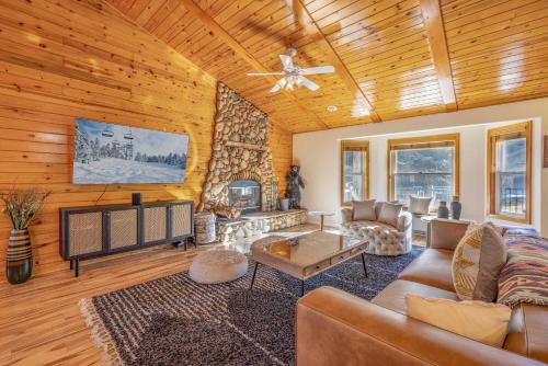 Luxurious Mountain Retreat wHot Tub & Fireplace in Big Bear City, USA