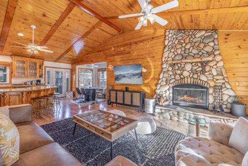 Luxurious Mountain Retreat wHot Tub & Fireplace in Big Bear City, USA