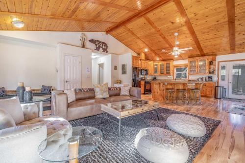 Luxurious Mountain Retreat wHot Tub & Fireplace in Big Bear City, USA