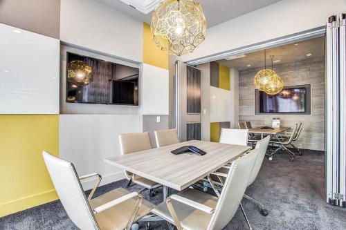 Cityscape Luxury Living Downtown Fort Worth Condo, Pool, Gym, Parking, BBQ in Fort Worth, USA