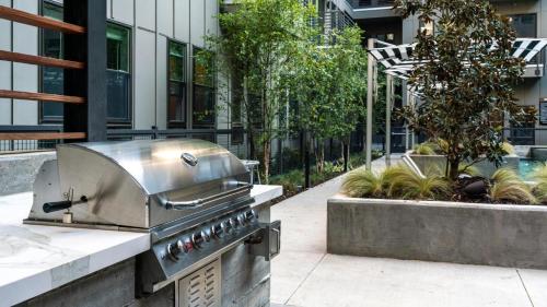 Cityscape Luxury Living Downtown Fort Worth Condo, Pool, Gym, Parking, BBQ in Fort Worth, USA