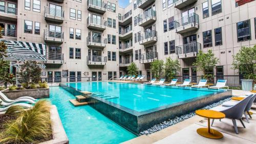 Cityscape Luxury Living Downtown Fort Worth Condo, Pool, Gym, Parking, BBQ near ธิสเซิลฮิลล์