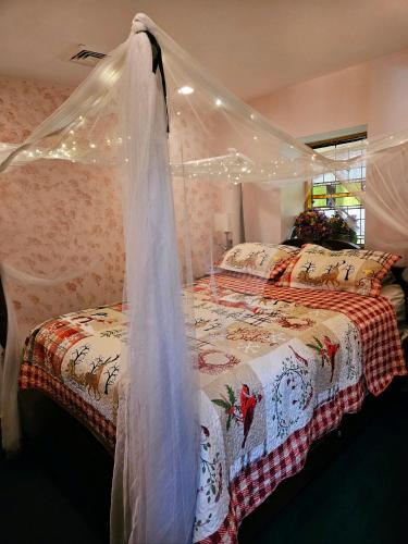 1913 LOVE SHACK BETHEL WHITE LAKE NY in White Lake, USA