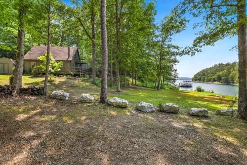 Chimney Cove Cabin - Serene Lakefront Getaway on Beaver Lake in Rogers, USA