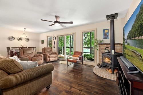 Chimney Cove Cabin - Serene Lakefront Getaway on Beaver Lake in Rogers, USA