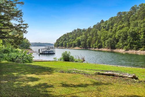 Chimney Cove Cabin - Serene Lakefront Getaway on Beaver Lake in Rogers, USA