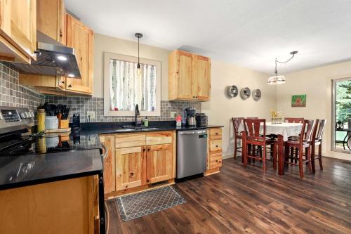 Chimney Cove Cabin - Serene Lakefront Getaway on Beaver Lake in Rogers, USA