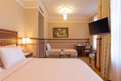 2 twin beds, 1 sofa bed