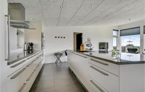Kitchen, 4 Bedroom Nice Home In Ebeltoft in Boeslum