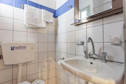 Double Room with Garden View image 4